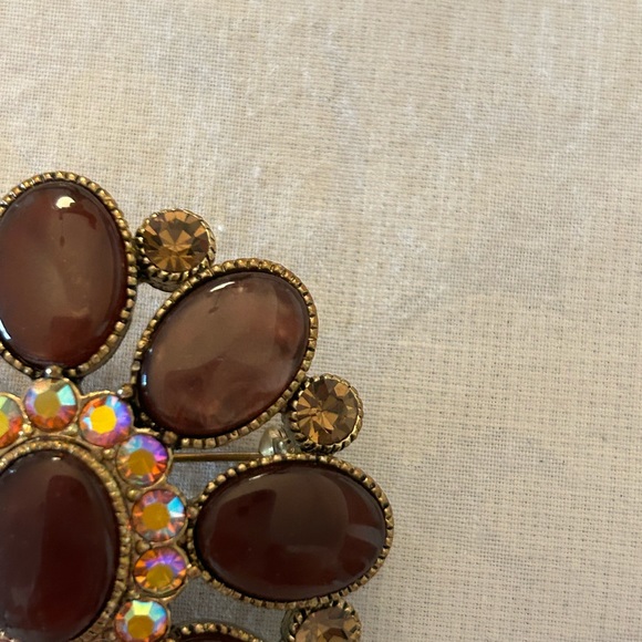 GORGEOUS VINTAGE AURORA BOREALIS CENTER GLASS GOLD TONE BROOCH - Picture 3 of 5